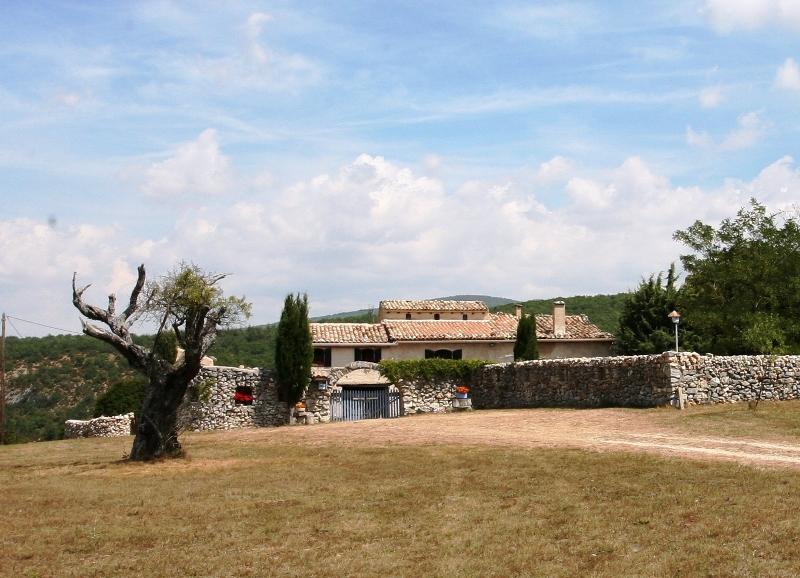 Ferme restaurée avec 9 hectares proche Luberon